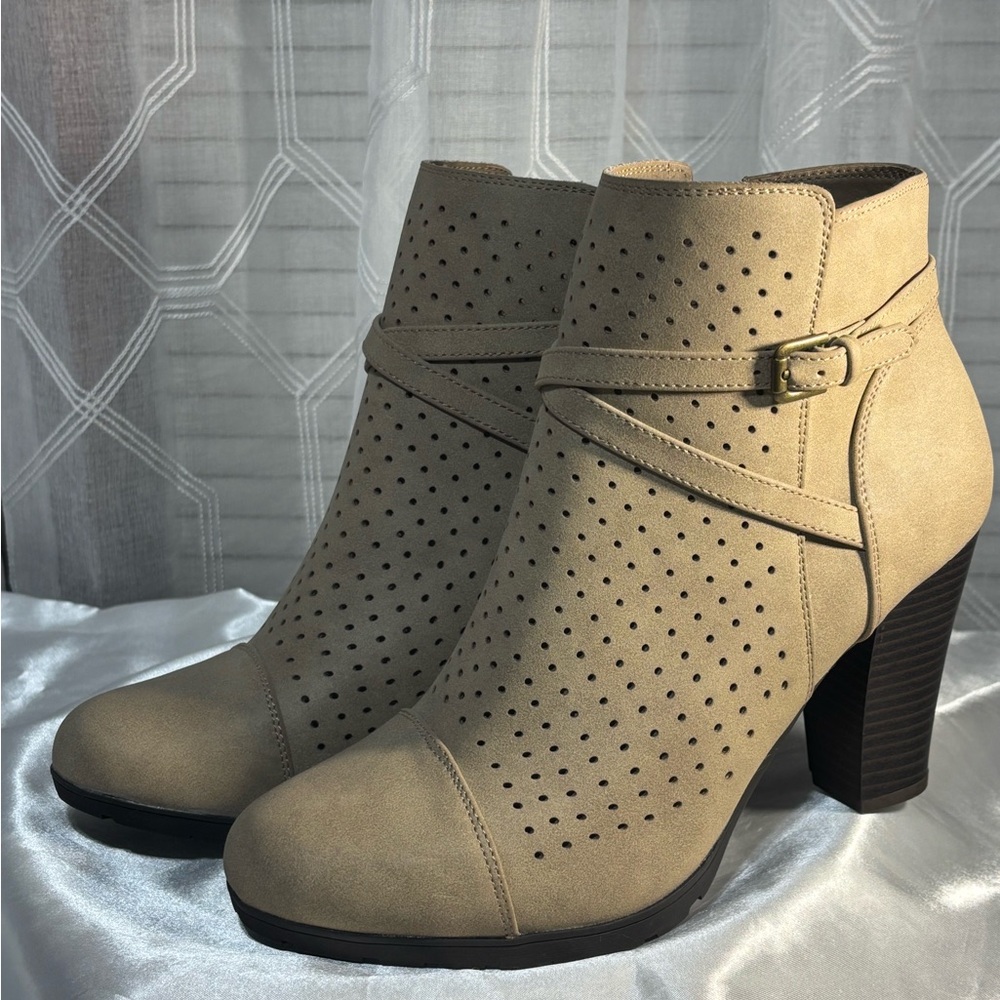BOOT SALE Whitemt size 10M Perforated Tan Ankle Boots 3” heels NWOB